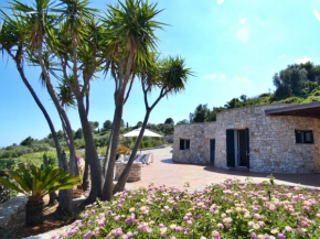 Villa Agapanto - Trulli Vista Mare con Ampio Giardino Privato Corsano